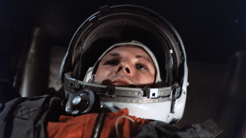 Гагарин в шлеме космонавта