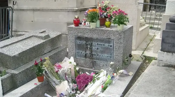 Могила Джима Моррисона в Париже