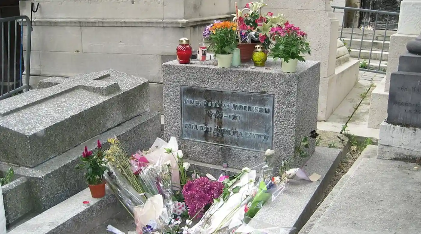 Могила Джима Моррисона в Париже