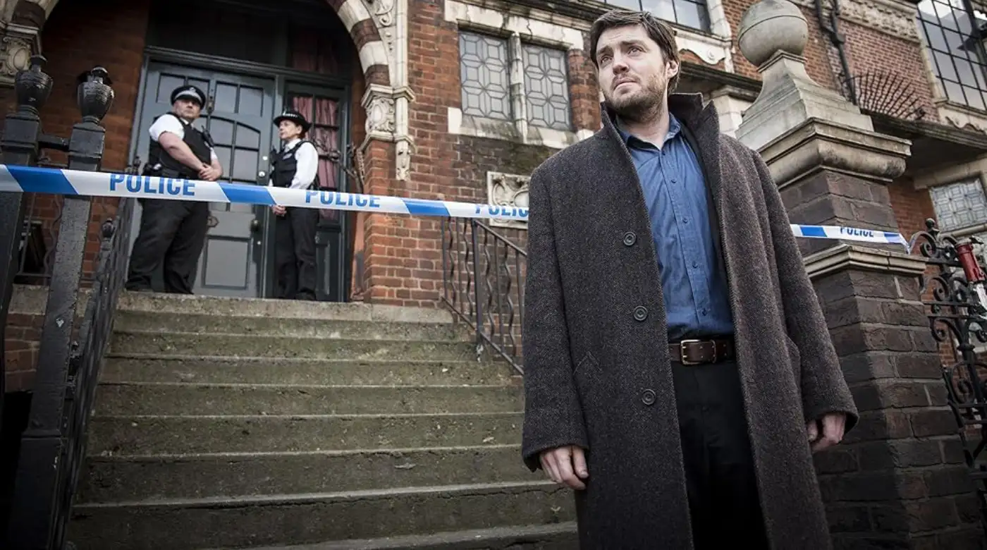 Кадр из сериала «Страйк»