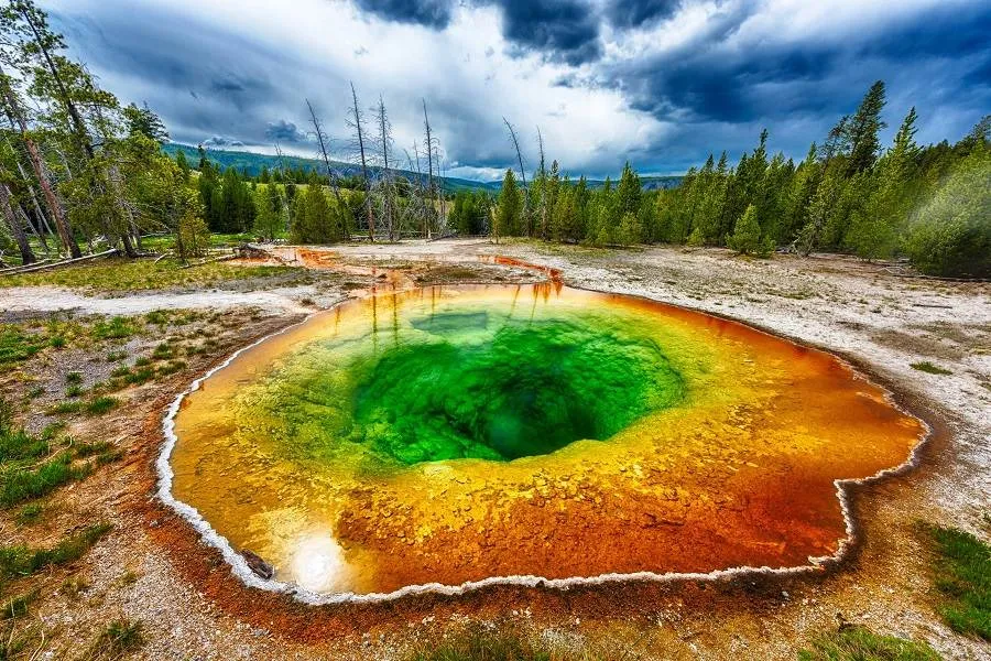 Озеро Morning glory pool в парке Йеллоустон Озеро в парке Йеллоустон