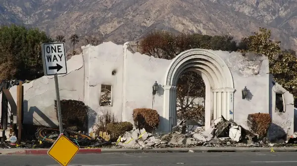 Руины церкви, сгоревшей в Алтадине в январе 2025 г.