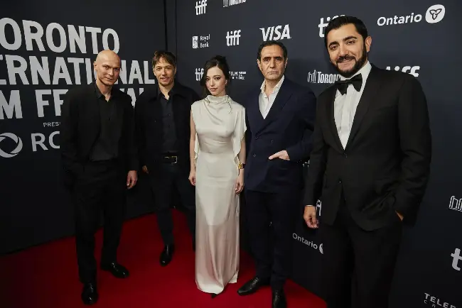 Юра Борисов и съемочная группа фильма «Анора» на Кинофестивале в Торонто