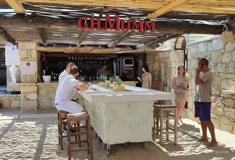 Древнеримский саркофаг на пляже Древнеримский саркофаг на пляже