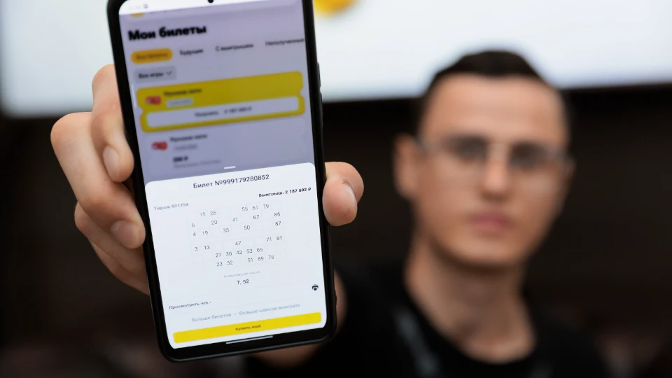 Сергей показывает выигрыш в приложении «Столото»