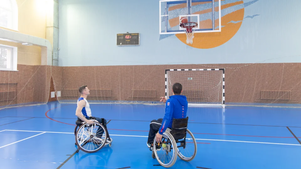 Игра в баскетбол