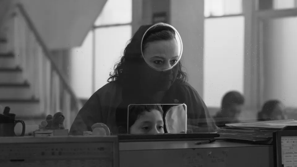 Кадр из фильма «Мухи» Фернандо Эймбке