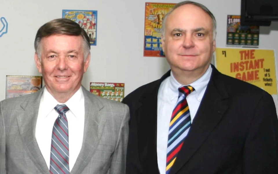 Уильям Перро и Джон Коза на мероприятии, посвященном Лотерее штата Массачусетс