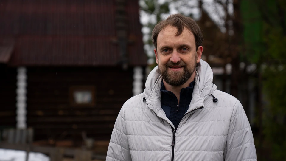 Алексей Зеленкин, победитель «Спортлото «4 из 20», на фоне дома