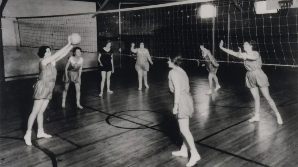 Занятия по волейболу в спортзале Ассоциации молодых христиан (YMCA), 1930 г. Занятия по волейболу в спортзале Ассоциации молодых христиан (YMCA), 1930 г.