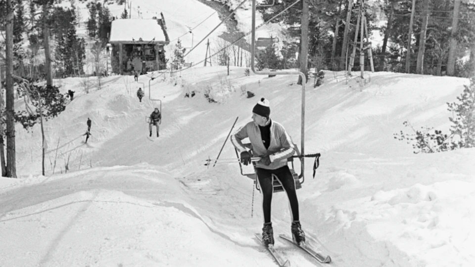 Кабардино-Балкарская АССР, поселок Терскол. Популярное место туризма и центр горнолыжного спорта 
