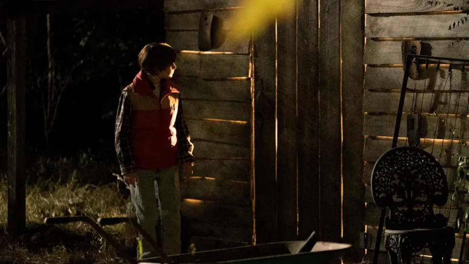 Уилл возле сарая – «Очень странные дела»