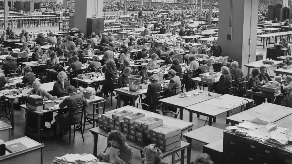 Большой зал, куда свозились билеты Ирландской лотереи для дальнейшего розыгрыша, Дублин, 1946 год