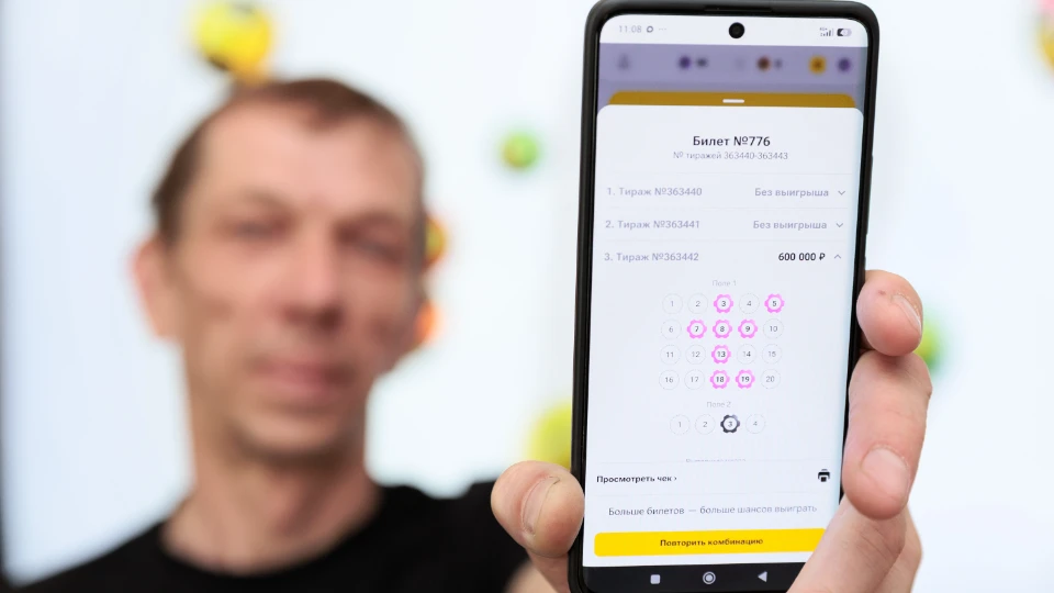 Виктор показывает выигрыш в лотерее «Рапидо Про»