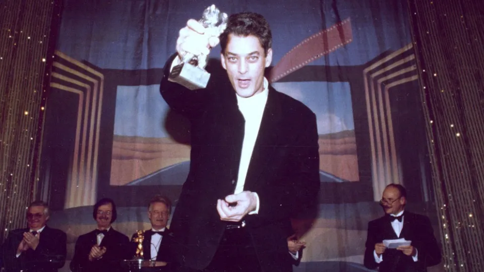 Писатель и сценарист Пол Остер - автор сценария к фильму «Дым», получившего премию жюри Берлинского фестиваля в 1995 году