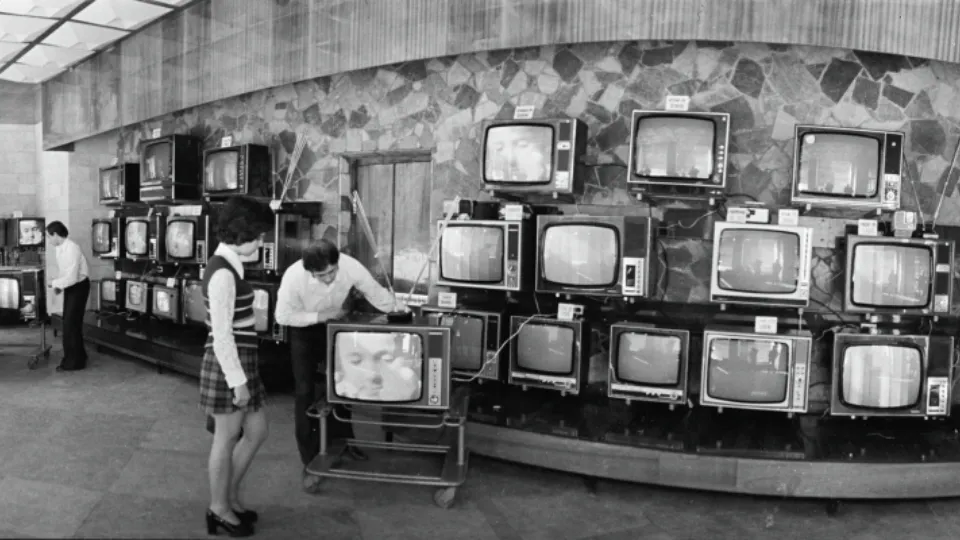 Торговый зал магазина «Электрон», 1974 г. Торговый зал магазина «Электрон», 1974 г.