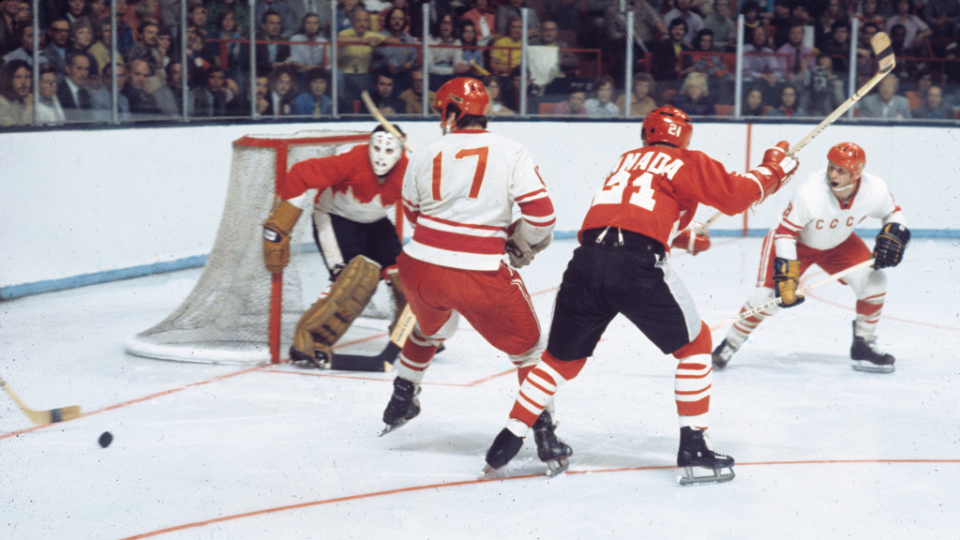 Борьба советских и канадских хоккеистов у ворот