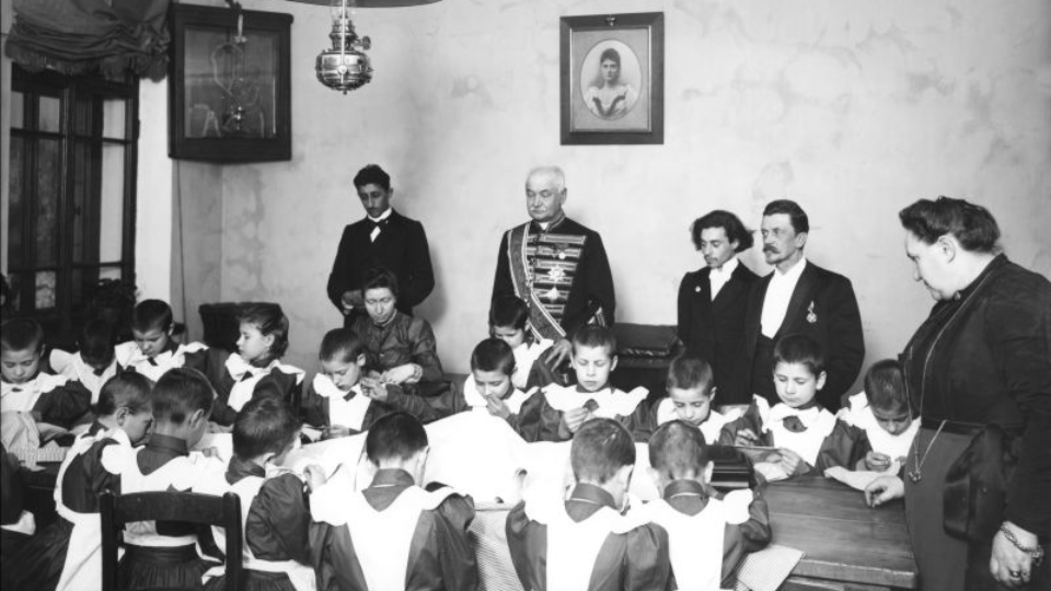 Дети-сироты за столом в приюте конец 19 века