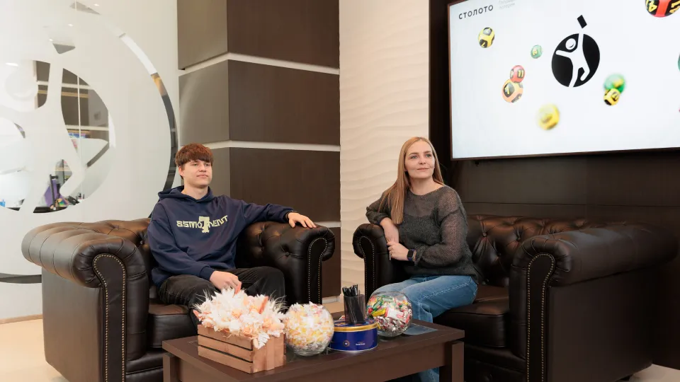 Ольга Нефедова с сыном Никитой в лотерейном центре «Столото»