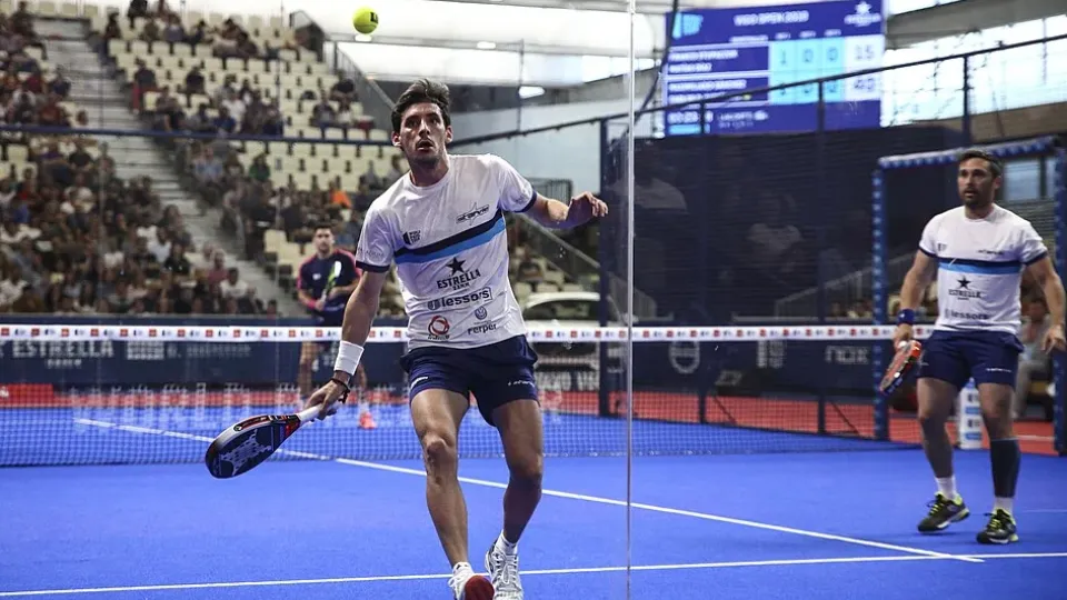 Франко Ступачук играет в падел