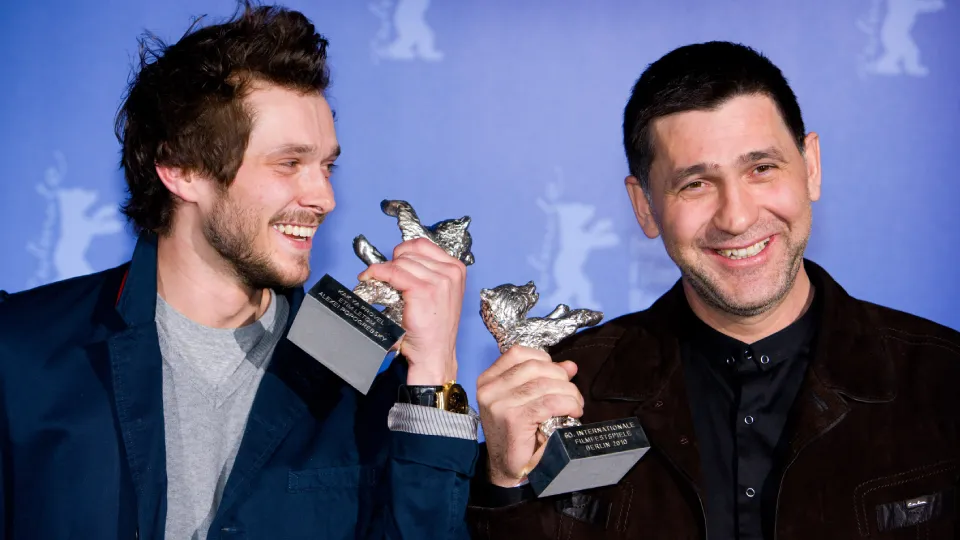 Григорий Добрыгин и Сергей Пускепалис с наградами Берлинского кинофестиваля в 2010 году