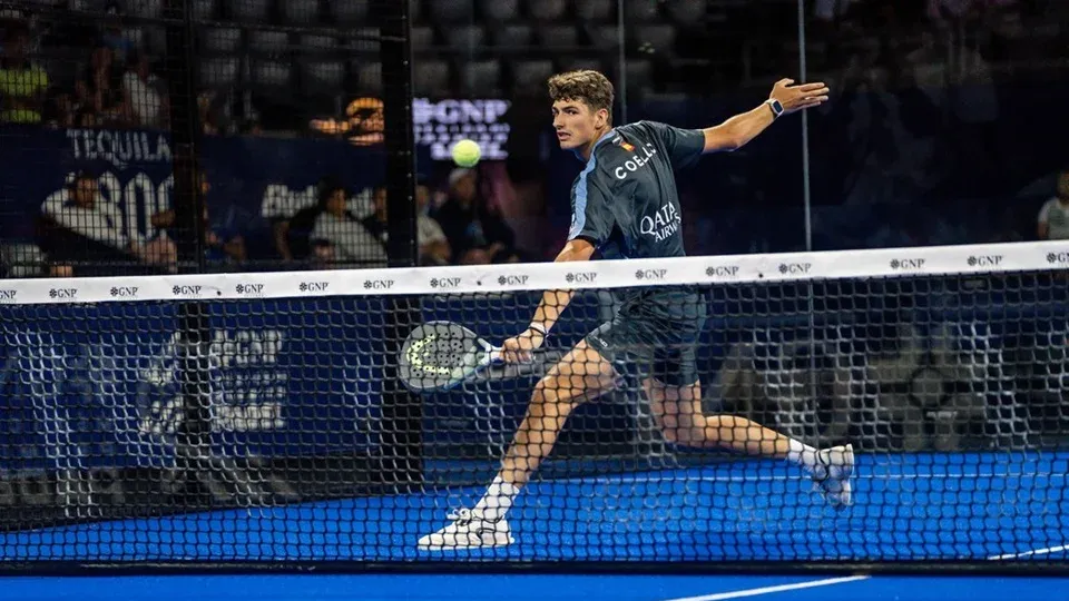 Агустин Тапия играет в падел