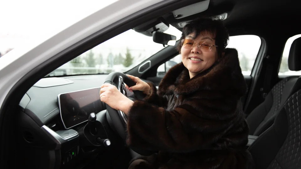 Сан Гамя Ри в автомобиле