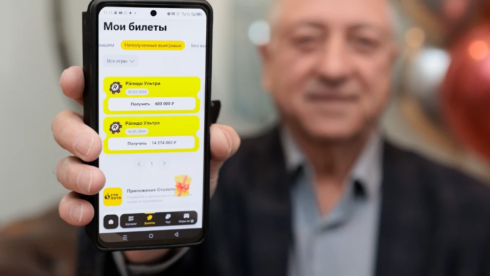 Ваха С. из Красноярска показывает выигрыш в приложении «Столото»