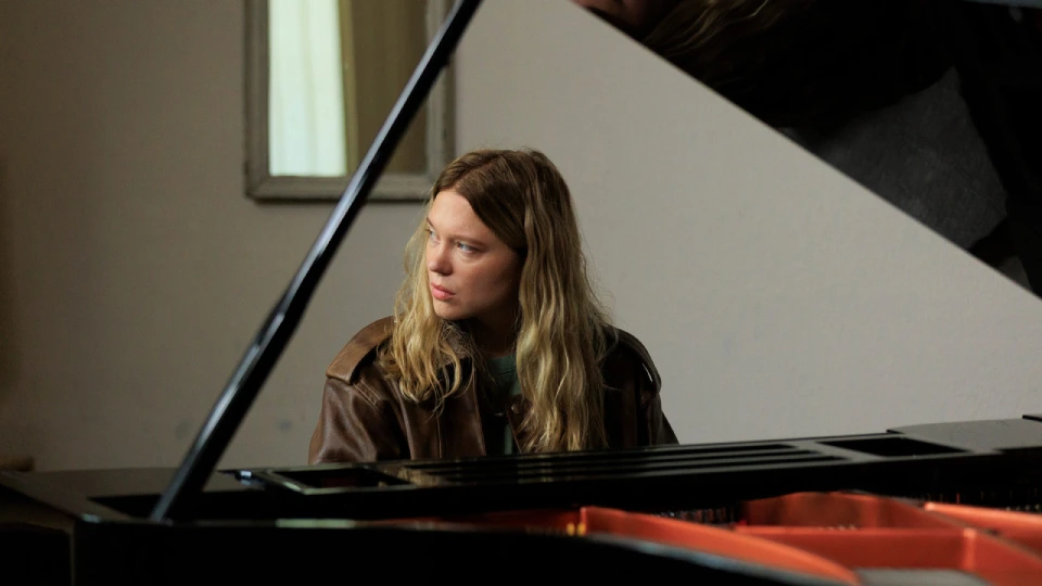 Кадр из фильма «Нежный монстр»