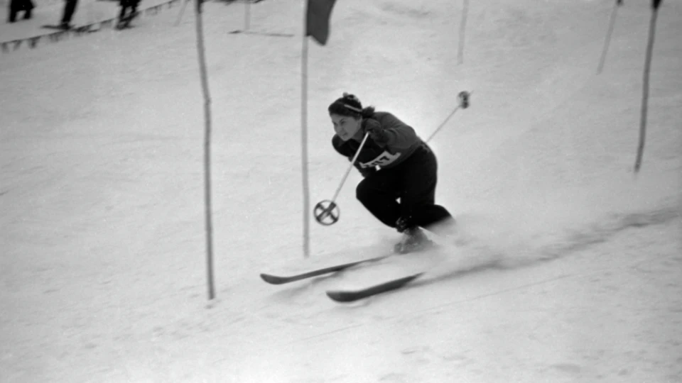 Евгения Сидорова на соревнованиях – первая обладательница олимпийской медали (1956 г.) в истории советского горнолыжного спорта