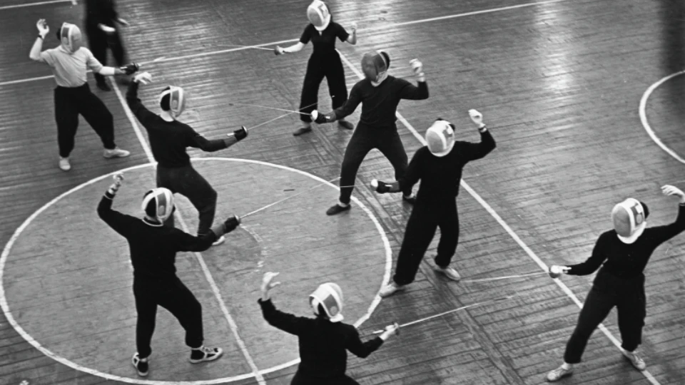 Занятия по фехтованию в спортзале МВТУ имени Н.Э. Баумана, 1961 год