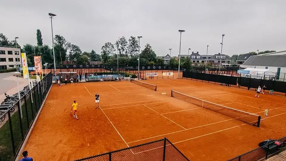 Корт для и игры в падел