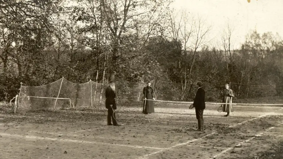 Лев Толстой на теннисном корте