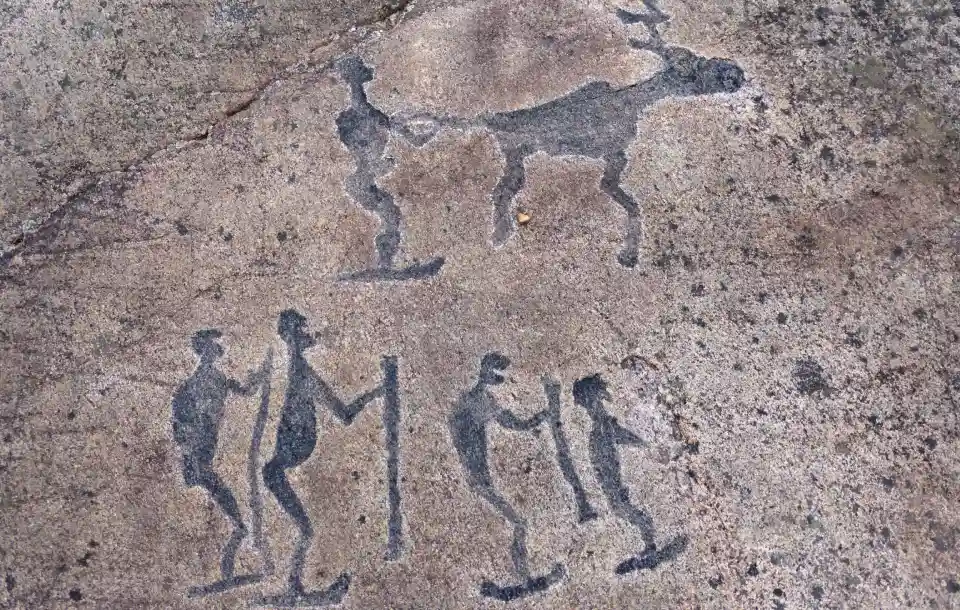 Изображение лыжников, высеченное в скале в урочище Залавруга, которое открыл археолог Владислав Равдоникас в 1936 году