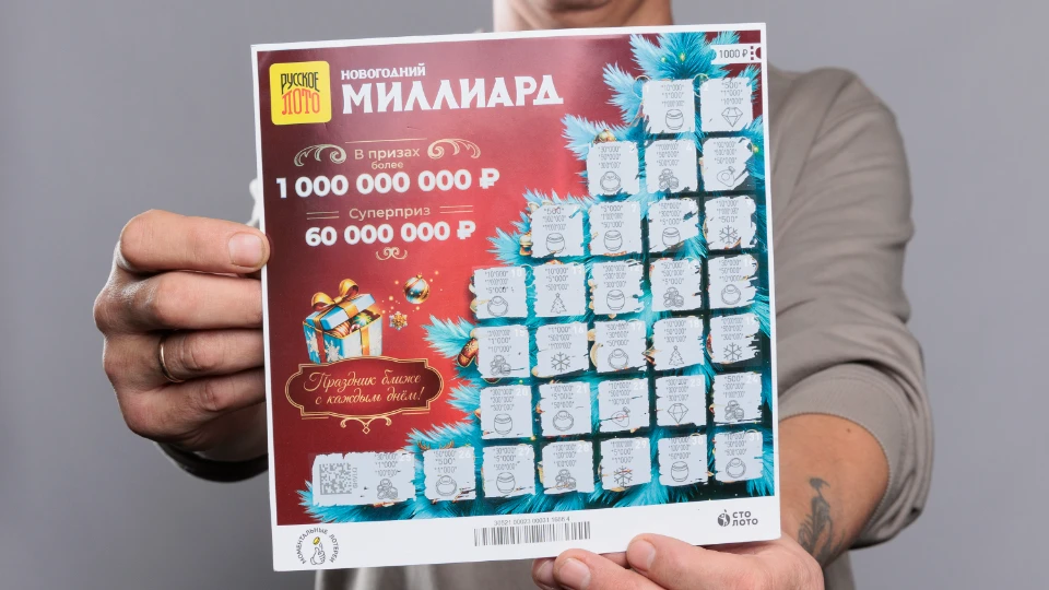 Победитель моментальной лотереи от «Столото» Фаниль показывает свой выигрышный билет
