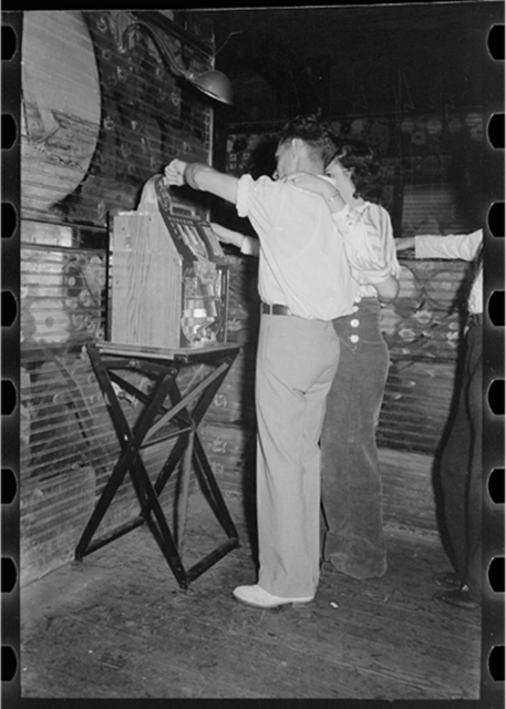 Пара, играющая в слот-машину