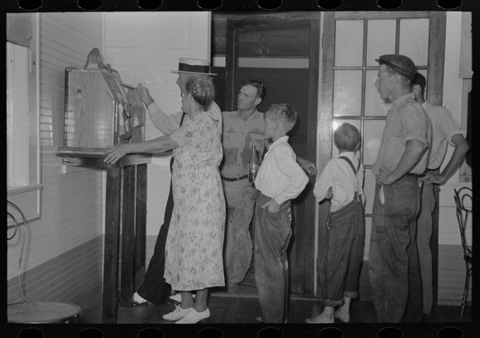 Люди смотрят, как работает слот-машина