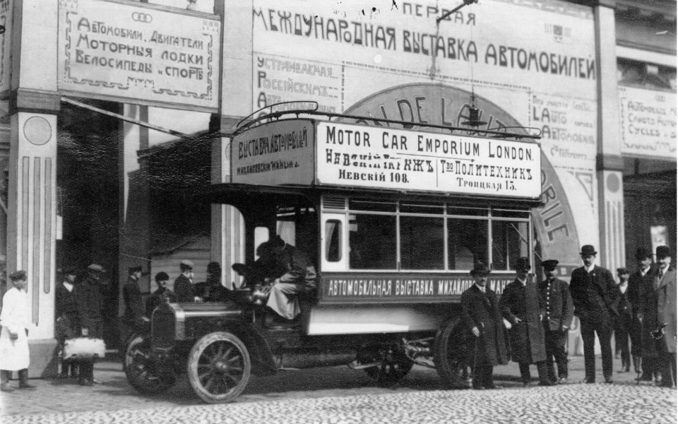 Первая Международная Автомобильная Выставка в Михайловском Манеже в мае 1907. Автобус с рекламой выставки у здания Михайловского манежа