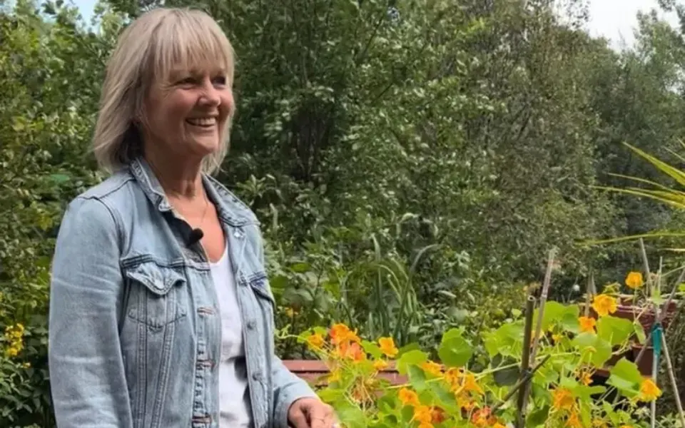 Эйлин Саттер посещает сад хосписа, восстановленный на деньги от Народной лотереи почтовых индексов