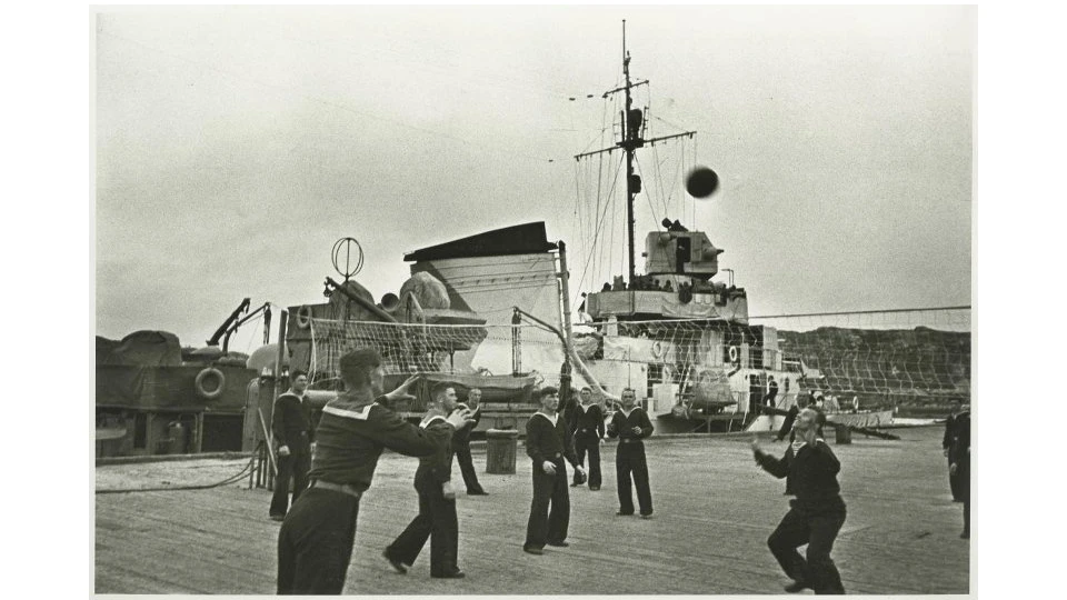 Моряки играют в волейбол – 1942 год Моряки играют в волейбол – 1942 год