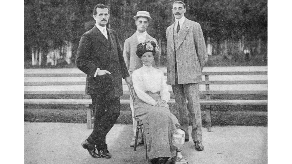 Победители чемпионата России по теннису в 1911 году. Георгий Брей, Михаил Сумароков-Эльстон, Владимир Брей и Надежда Мартынова-Данилевская Победители чемпионата России по теннису в 1911 году. Георгий Брей, Михаил Сумароков-Эльстон, Владимир Брей и Надежда Мартынова-Данилевская
