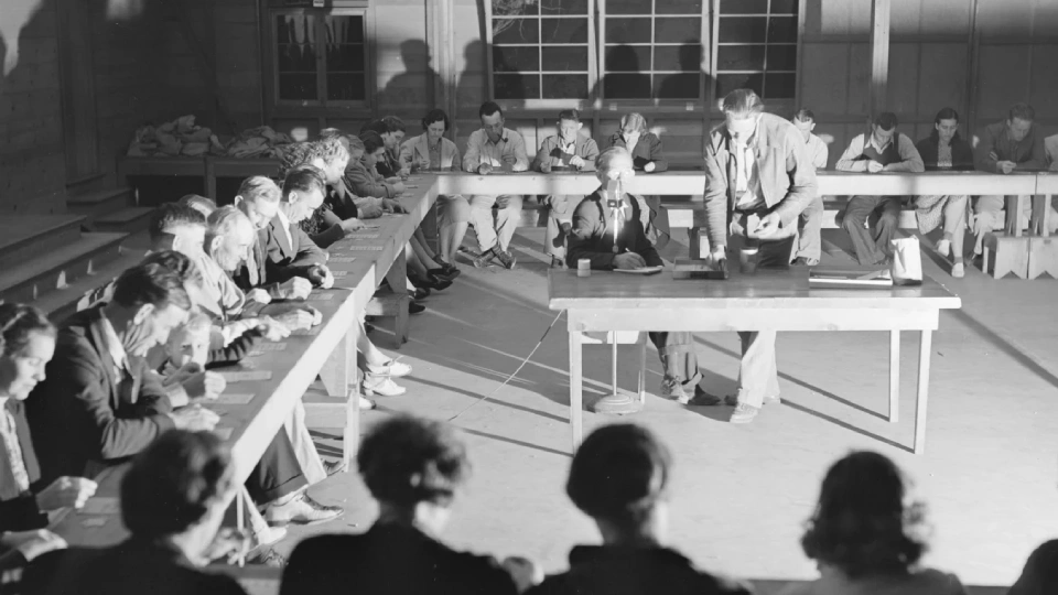 Игра в бинго в лагере мигрантов в городе Висейлия, Калифорния,1940 год