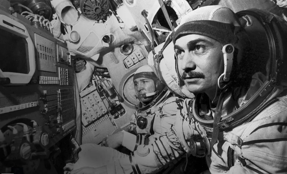 Космонавты слушают музыку