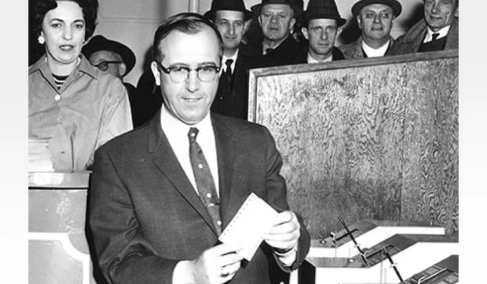 Губернатор Нью-Гэмпшира держит в руках первый легальный билет американской лотереи в XX веке – 1964 год