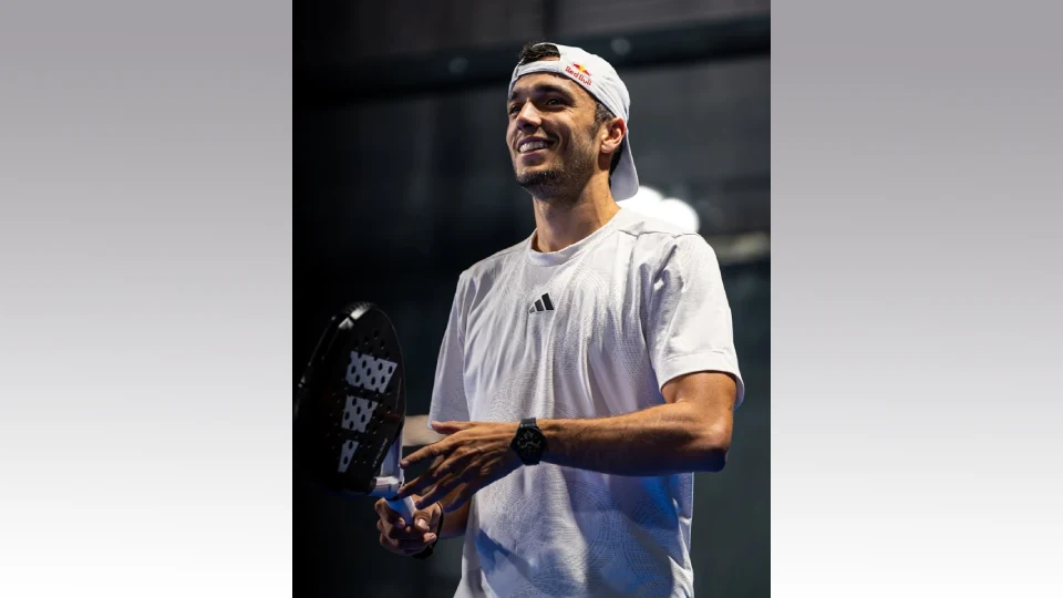 Алехандро Галан играет в падел