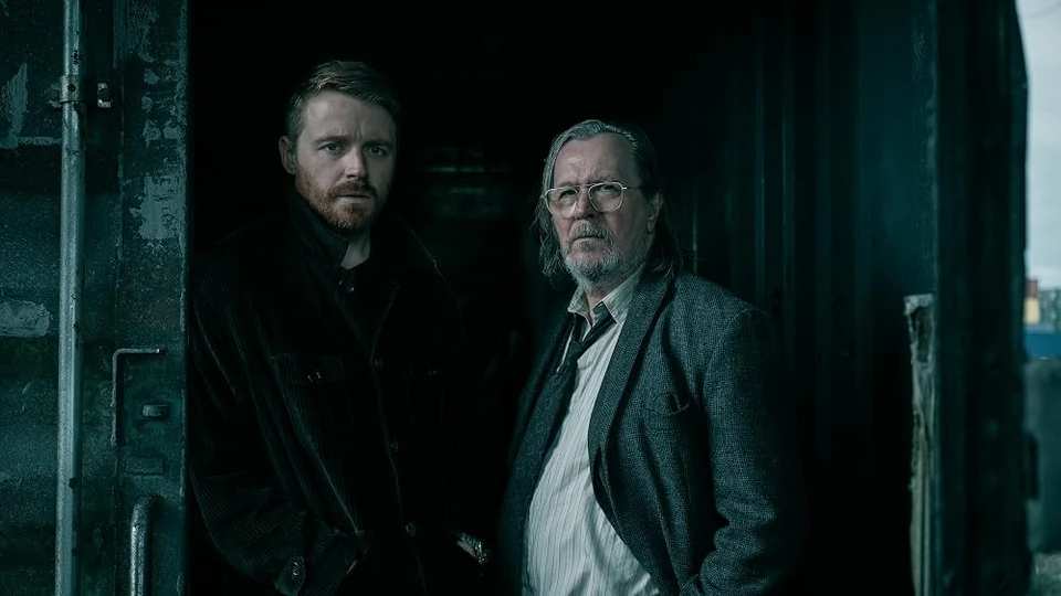 Джек Лауден (Ривер Картрайт) и Гари Олдман (Джексон Лэмб) в сериале «Медленные лошади»