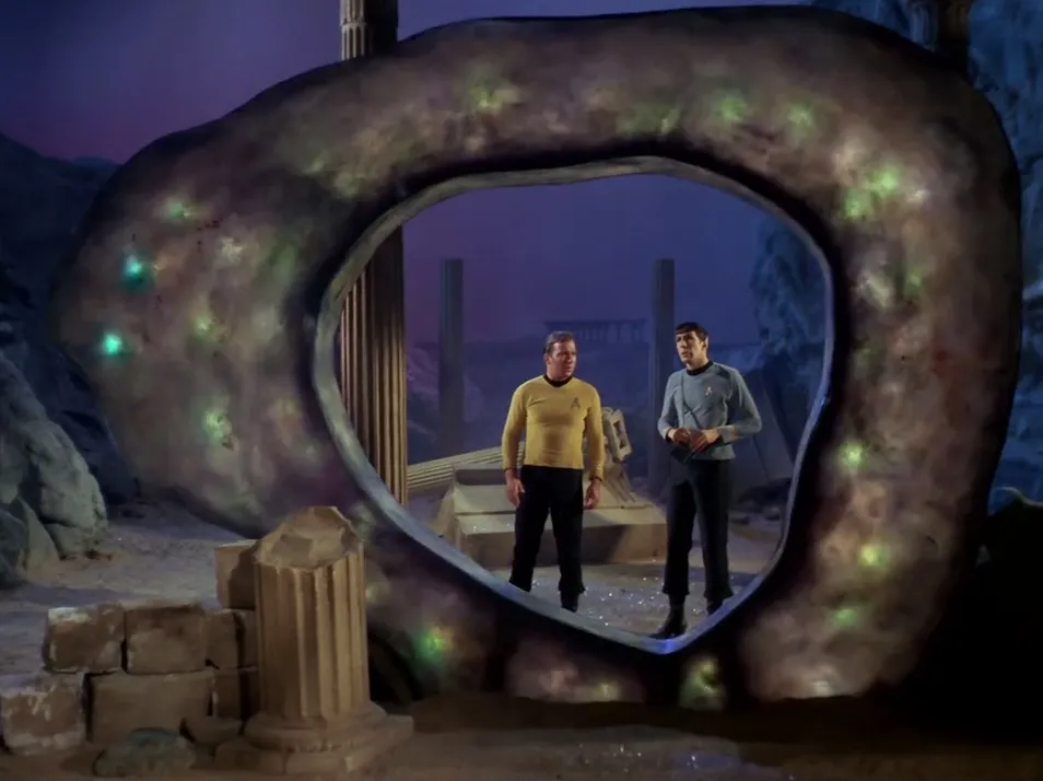 Кадр из эпизода «Город на краю вечности»